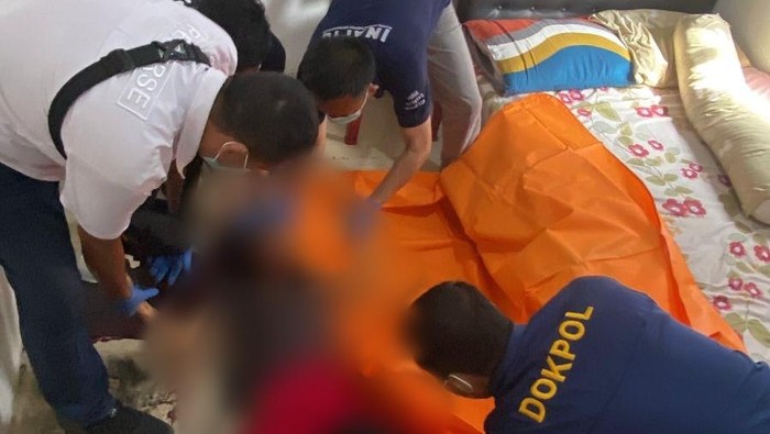 Polisi saat mengevakuasi jenazah staf Bawaslu OKU Selatan yang  ditemukan tewas bersimbah darah di rumahnya