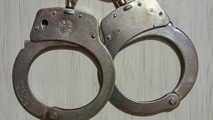 Polres Metro Tangerang Kota menyita sejumlah barang bukti dari polisi gadungan penculik pelajar di Karawaci.