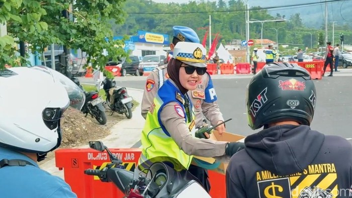 Polwan di Garut menjamu para pengendara.