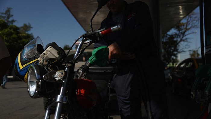 Potret Warga Serbu SPBU Jelang Kenaikan Harga BBM