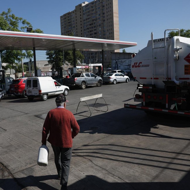 Potret Warga Serbu SPBU Jelang Kenaikan Harga BBM