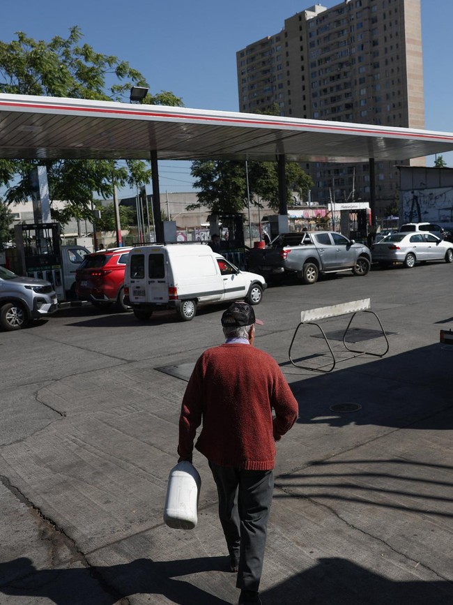 Potret Warga Serbu SPBU Jelang Kenaikan Harga BBM