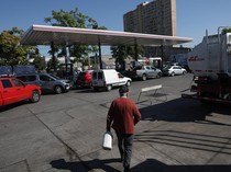 Potret Warga Serbu SPBU Jelang Kenaikan Harga BBM