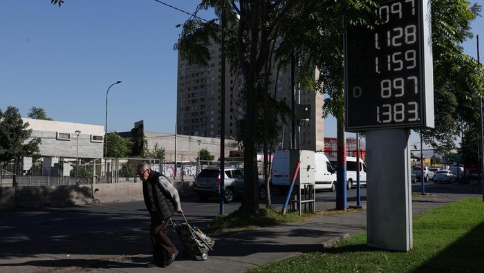 Potret Warga Serbu SPBU Jelang Kenaikan Harga BBM