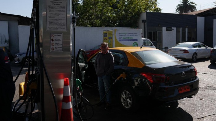 Potret Warga Serbu SPBU Jelang Kenaikan Harga BBM