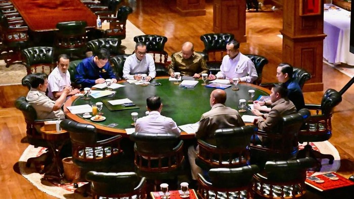 Prabowo kumpulkan menteri di Hambalang, Bogor, Jawa Barat, Rabu (25/3/2026).