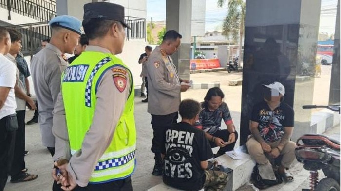 Polisi meringkus dua pria yang diduga memalak sopir dan kondektur bus di kawasan Terminal Bus Cilacap. 