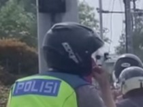 Lihat Oknum Polisi Ngerokok di Motor, Tegur atau Cuekin Aja?