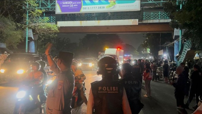 Pria di Tangerang panjat reklame diduga hendak bunuh diri
