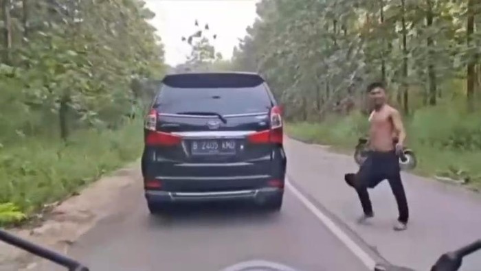 Pria misterius sabet mobil di Tuban