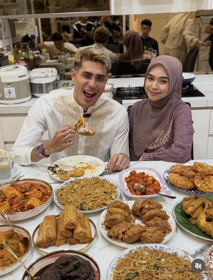 Ria Ricis Bikin Konten Makan hingga Masak Bareng Aisar Khaled
