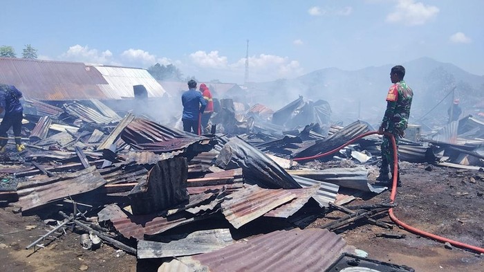 Rumah warga hangus terbakar di Manado.