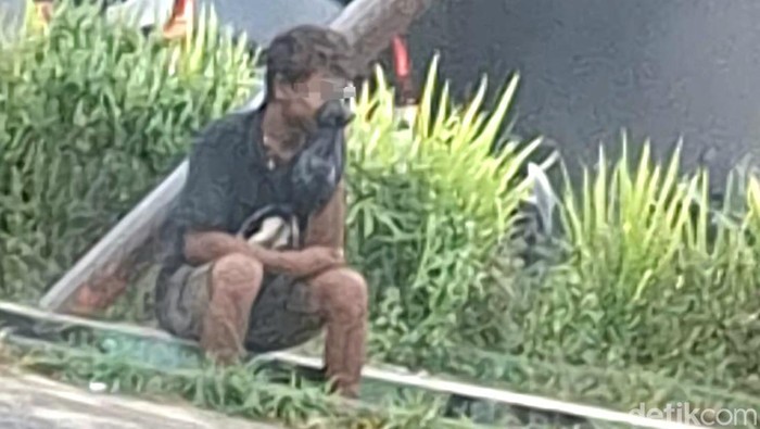 Salah satu remaja tertangkap menggunakan Lem di depan Sentra UMKM Sebengkok. (Oktavian Balang/detikKalimantan)