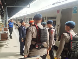 Brimob Polda Metro Patroli di Stasiun Pasar Senen, Pastikan Penumpang Aman