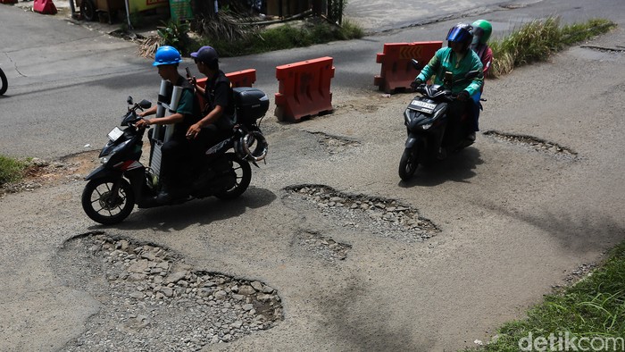 Jalan di kawasan Sawangan Baru, Depok, kembali mengalami kerusakan di sejumlah titik dan membahayakan pengguna jalan, terutama pengendara sepeda motor.
