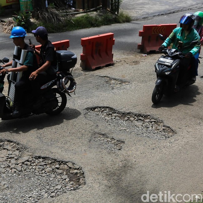 Baru Sebulan Diperbaiki, Jalan di Depok Kembali Rusak