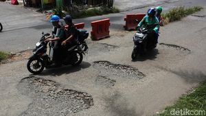 Baru Sebulan Diperbaiki, Jalan di Depok Kembali Rusak