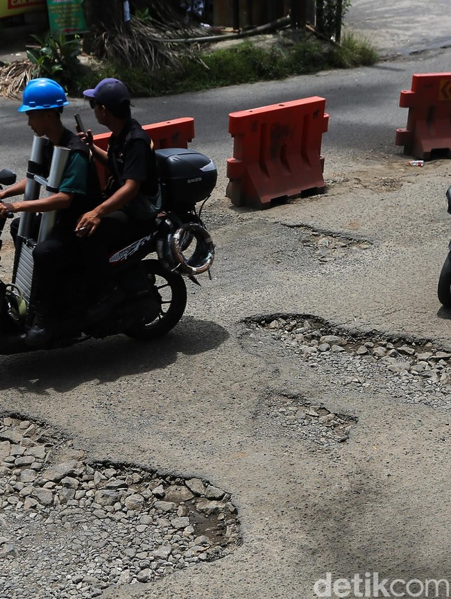 Baru Sebulan Diperbaiki, Jalan di Depok Kembali Rusak