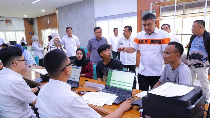 Sekda Palembang Aprizal Hasyim, meninjau langsung pelayanan di Rumah Aspirasi