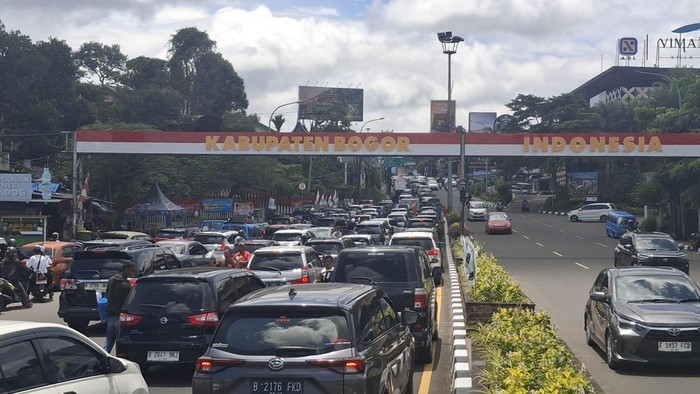 Selama Operasi Ketupat Lodaya 2026, 826.858 kendaraan roda empat melintasi Jalan Raya Puncak, Bogor. (M Sholihin/detikcom)