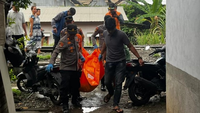 Seorang pria paruh baya ditemukan tewas di rel kereta api di Padang.