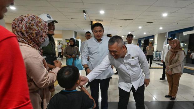 Menteri Perhubungan Dudy Purwagandhi  memantau langsung situasi puncak arus balik Lebaran di Terminal Terpadu Pulo Gebang, dini hari tadi, Rabu (25/3) bersama Sekretaris Kabinet Teddy Indra Wijaya. Keduanya juga menyambut kedatangan peserta mudik gratis dan pemudik balik lainnya dari berbagai daerah, seperti Jawa Tengah, Jawa Timur, serta Sumatera.