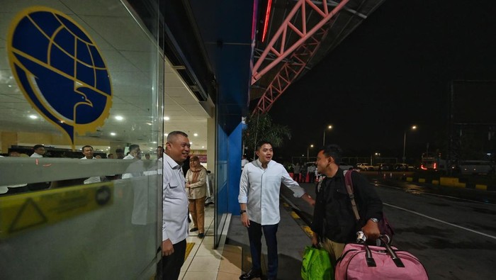 Menteri Perhubungan Dudy Purwagandhi  memantau langsung situasi puncak arus balik Lebaran di Terminal Terpadu Pulo Gebang, dini hari tadi, Rabu (25/3) bersama Sekretaris Kabinet Teddy Indra Wijaya. Keduanya juga menyambut kedatangan peserta mudik gra