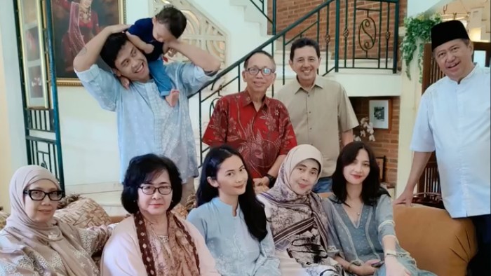 Sheila Dara dan keluarga Vidi Aldiano