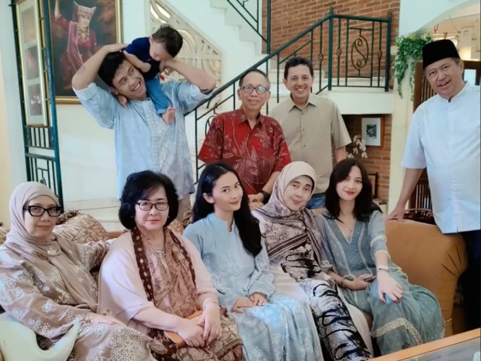 Sheila Dara dan keluarga Vidi Aldiano