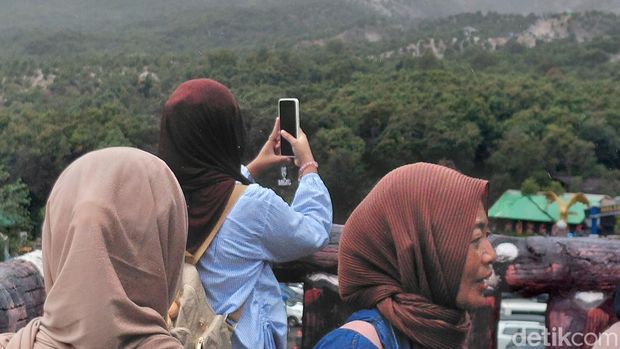 Situasi terkini objek wisata Papandayan. Situasi terkini objek wisata Papandayan.