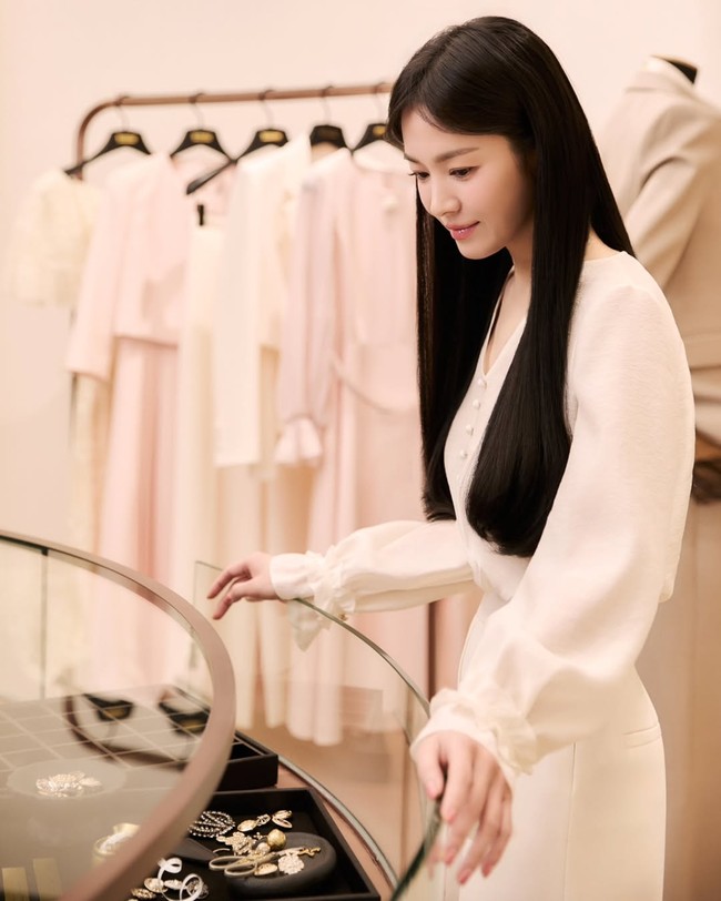 Perubahan mendadak pada penampilan Song Hye Kyo memicu rasa penasaran. Banyak yang bertanya-tanya apakah Song Hye Kyo memakai wig atau menambahkan hair extension. Foto: dok. Instagram @michaachannel