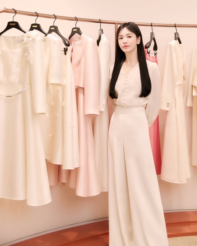 Selama beberapa tahun terakhir, Song Hye Kyo mempertahankan rambut boy bob untuk syuting drama Korea Netflix Show Business bersama Gong Yoo. Namun, kini rambutnya terlihat panjang terurai hingga menutupi bagian dada. Foto: dok. Instagram @michaachannel