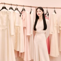 Selama beberapa tahun terakhir, Song Hye Kyo mempertahankan rambut boy bob untuk syuting drama Korea Netflix Show Business bersama Gong Yoo. Namun, kini rambutnya terlihat panjang terurai hingga menutupi bagian dada. Foto: dok. Instagram @michaachannel