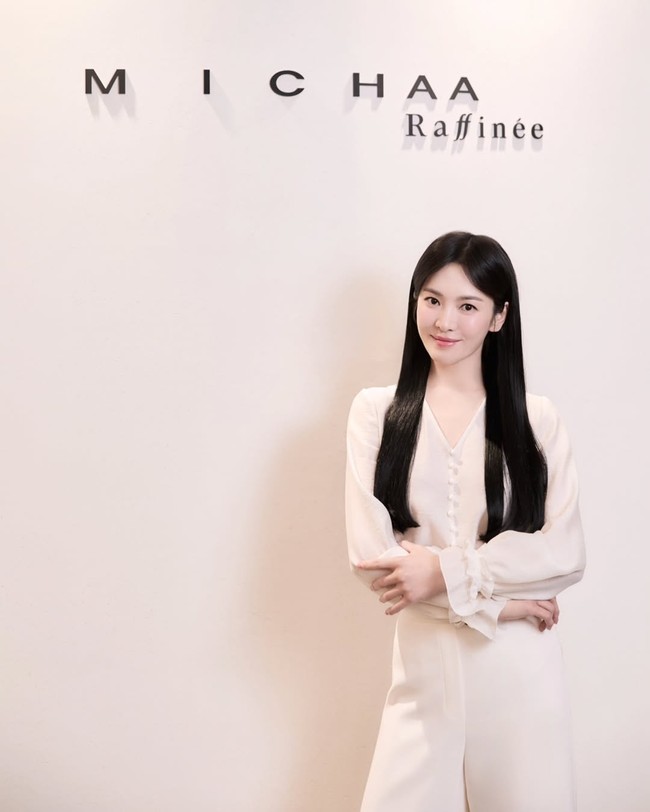 Penampilan terbaru Song Hye Kyo mengejutkan banyak penggemar. Saat melakukan kunjungan ke butik MICHAA baru-baru ini, sang aktris tampil beda dengan rambut super panjang. Foto: dok. Instagram @michaachannel