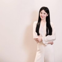 Penampilan terbaru Song Hye Kyo mengejutkan banyak penggemar. Saat melakukan kunjungan ke butik MICHAA baru-baru ini, sang aktris tampil beda dengan rambut super panjang. Foto: dok. Instagram @michaachannel