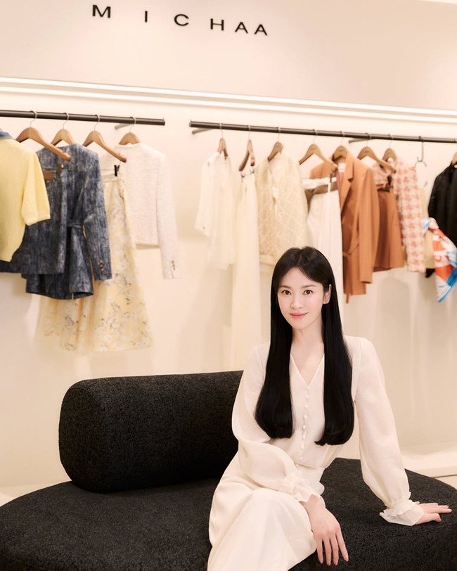 Tak sedikit penggemar yang menilai penampilan Song Hye Kyo dengan rambut panjang semakin memancarkan aura elegan dan femininnya. Foto: dok. Instagram @michaachannel