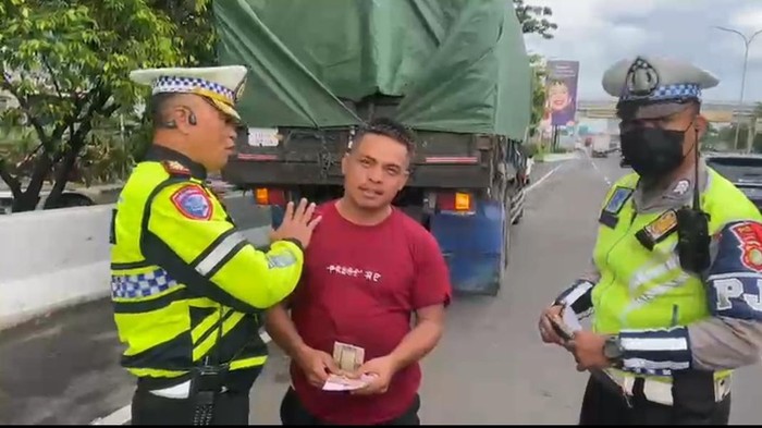 Sopir truk sumbu 3 yang melintas di Tol JORR ditilang petugas kepolisian (dok istimewa)
