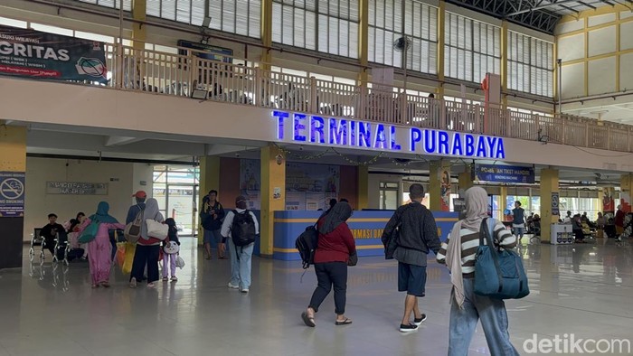 Suasana arus balik lebaran di Terminal Purabaya