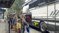 Penumpang terlihat memadati area kedatangan dan keberangkatan. Bus AKAP dan AKDP terus berdatangan dan berangkat silih berganti tiap beberapa menit dengan membawa penumpang.