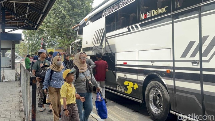 Suasana arus balik lebaran di Terminal Purabaya