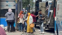 Pantauan detikJatim, Rabu (25/3) siang, suasana terminal tampak padat.
