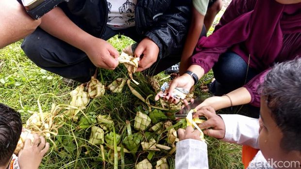 Suasana grebeg kupat yang berlangsung di Dusun Dawung, Desa Banjarnegoro, Kecamatan Mertoyudan, Kabupaten Magelang, Rabu (25/3/2026). Suasana grebeg kupat yang berlangsung di Dusun Dawung, Desa Banjarnegoro, Kecamatan Mertoyudan, Kabupaten Magelang, Rabu (25/3/2026).