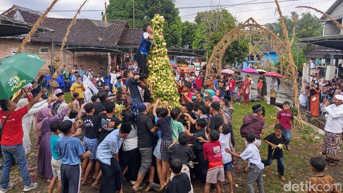 Suasana grebeg kupat yang berlangsung di Dusun Dawung, Desa Banjarnegoro, Kecamatan Mertoyudan, Kabupaten Magelang, Rabu (25/3/2026).