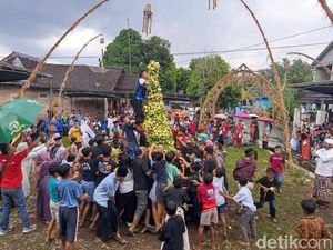 Meriahnya Grebek Ketupat Isi THR di Mertoyudan Magelang