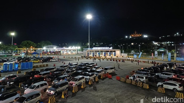 Suasana malam puncak arus balik Lebaran 2026 di Pelabuhan Bakauheni Lampung