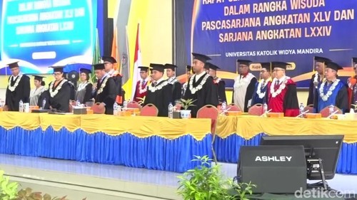 Suasana rapat senat terbuka luar biasa wisuda Unwira Kupang, Rabu (25/3/2026). (Foto: Simon Selly/detikBali)