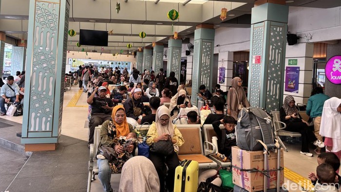 Suasana Stasiun Pasar Senen, Jakpus saat arus balik. (Rachma/detikcom)