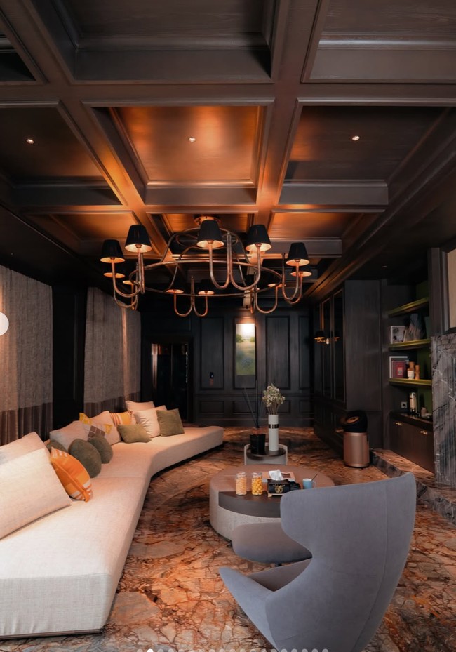 Melalui unggahan di Instagram, Tasya membagikan foto-foto ruangan bagian dalam rumahnya. Didominasi dengan warna kecoklatan dan elemen kayu membuat ruangan tampak hangat sekaligus elegan. Foto: Instagram/@tasyafarasya