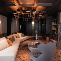 Melalui unggahan di Instagram, Tasya membagikan foto-foto ruangan bagian dalam rumahnya. Didominasi dengan warna kecoklatan dan elemen kayu membuat ruangan tampak hangat sekaligus elegan. Foto: Instagram/@tasyafarasya