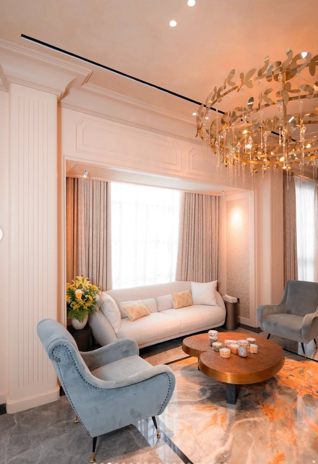 Tasya juga tak main-main dalam hal pemilihan furniture untuk rumahnya. Dalam foto terlihat meja kecil kayu berbentuk seperti hati yang mengisi salah satu sudut rumah. Siapa sangka ternyata meja tersebut berasal dari Eichholt annabelle cofee table Featuring a sturdy black wooden base and a heart-shaped tabletop in an antique gold finish yang harganya capai Rp 64,5 juta. Foto: Instagram/@tasyafarasya